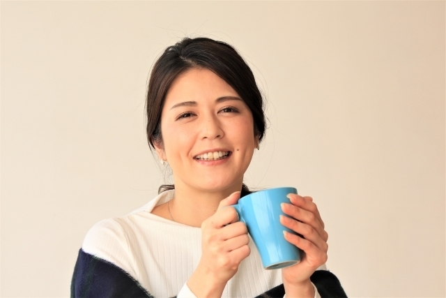 温かい飲み物で体をゆるめている様子