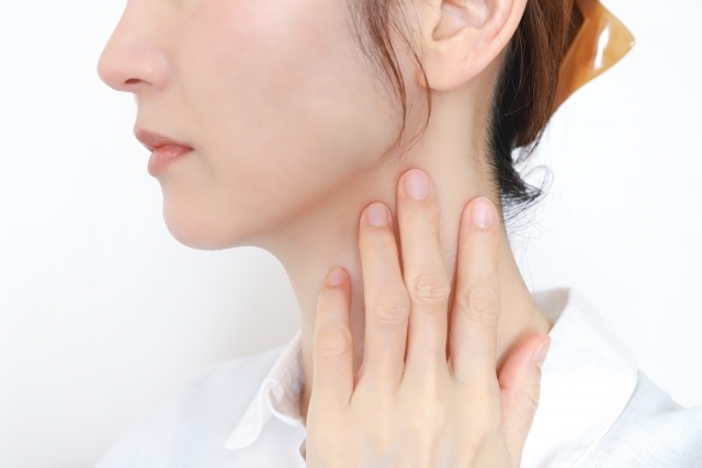 耳の下から首にかけての違和感を感じる様子