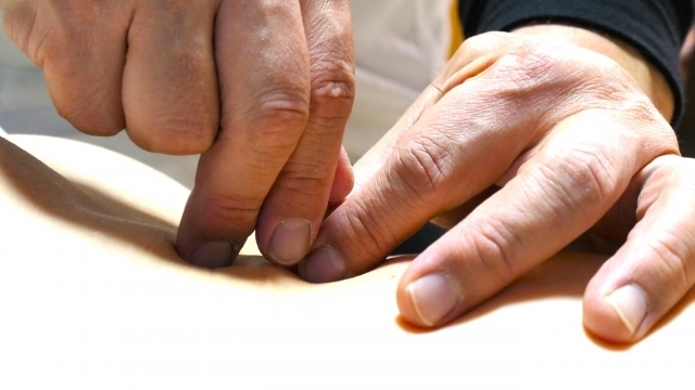 首のはりで緊張がゆるんでいく施術の様子