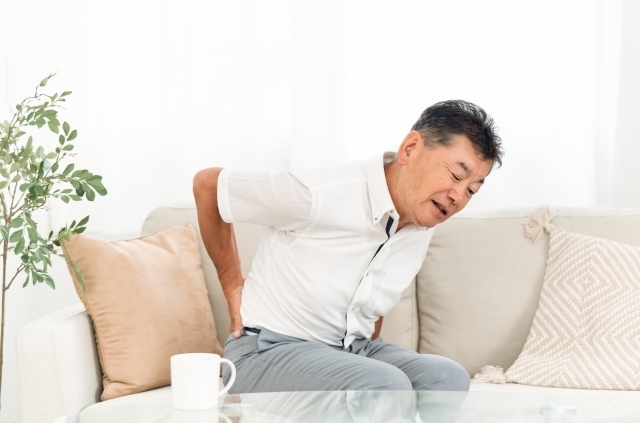 仕事の疲れがたまり、足腰の重苦しさを感じている様子