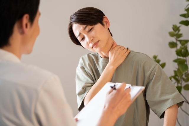 手術後の体調について丁寧に話を伺う様子