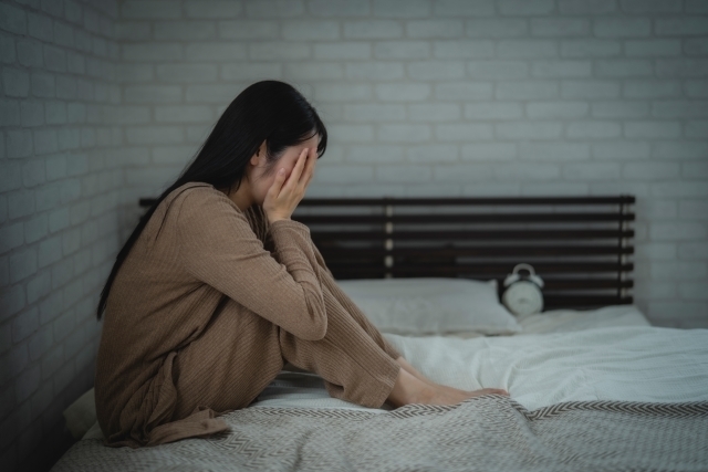 夜に耳鳴りが気になり眠れない様子