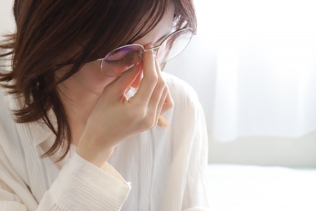 頭痛の出る場所や感じ方の違いを表す様子