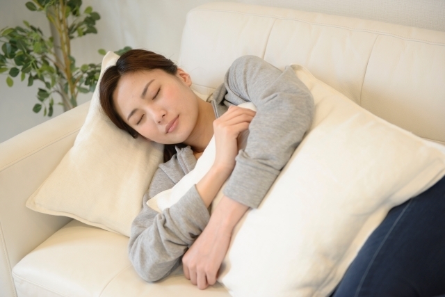 力が抜けず緊張が続いている体のイメージ
