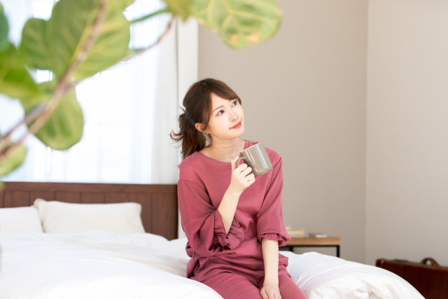 静かな朝の時間を穏やかに過ごす様子