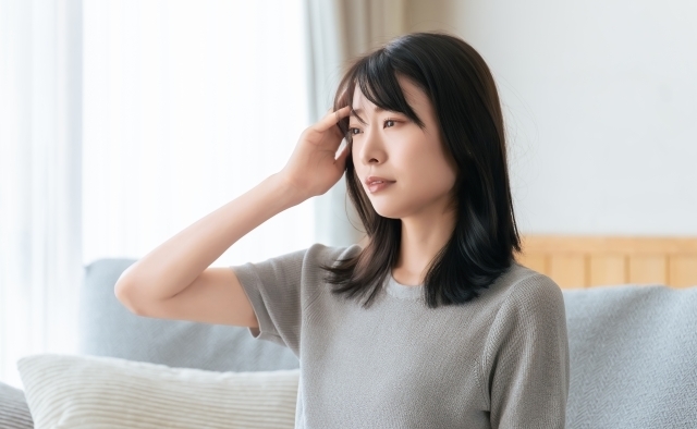頭痛と吐き気などで休んでいる様子
