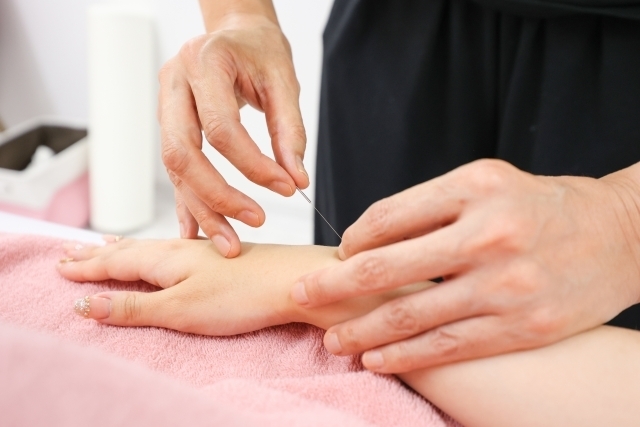 診に基づき、鍼の深さや角度を1ミリ単位で調整する一水堂の技術