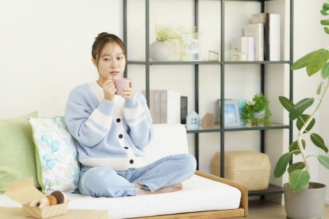 仕事や生活の疲れを感じながら休んでいる様子