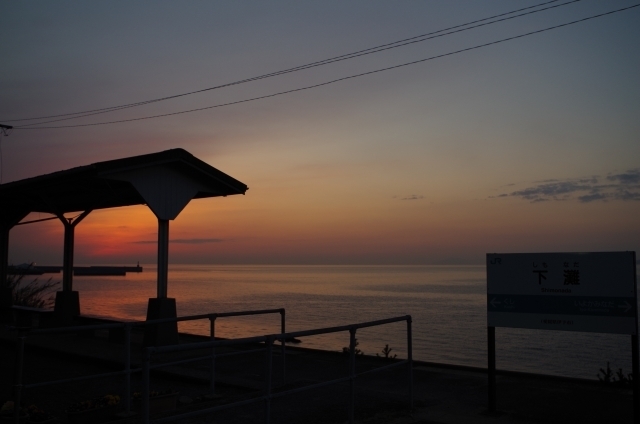 夜中に目が覚めて時計を気にしてしまう不安と、静かな夜の闇のイメージ