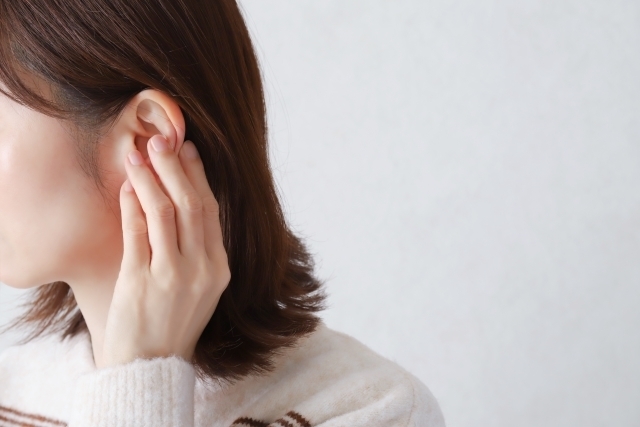 耳の下から首にかけての違和感や突っ張りを気にする様子