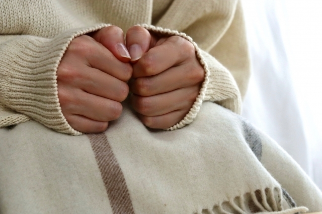 足元を温めながら過ごしている様子