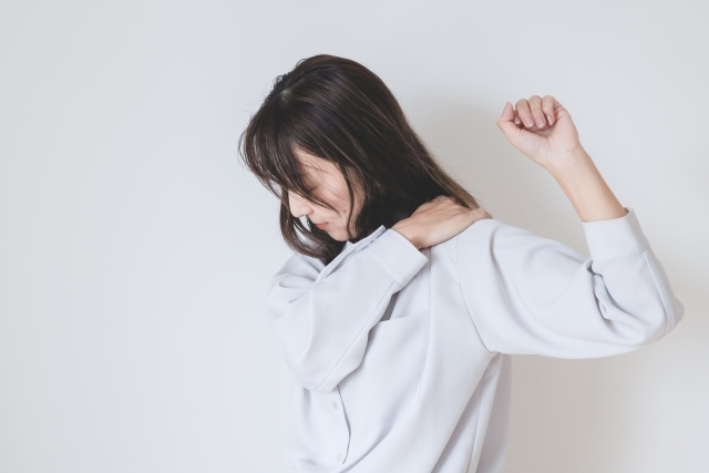 肩の痛みで腕を上げにくくなっている様子