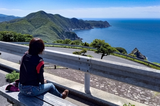 朝の光が差し込む静かな空間と希望のイメージ