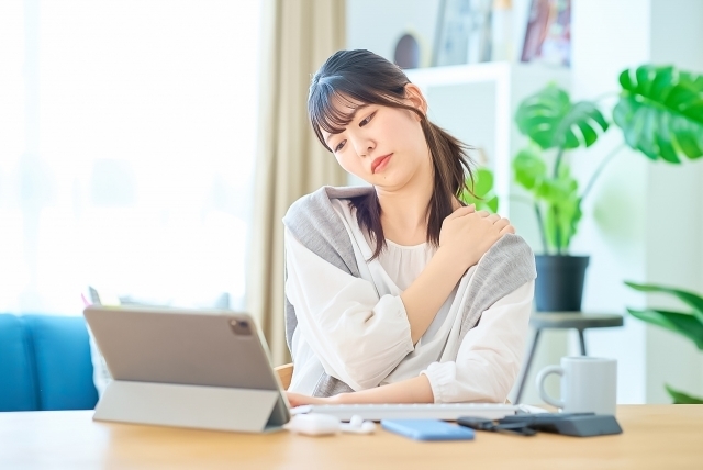 デスクワークの合間に首や肩を動かしている様子