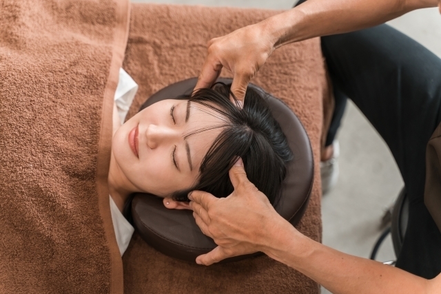 はりの施術を受ける女性