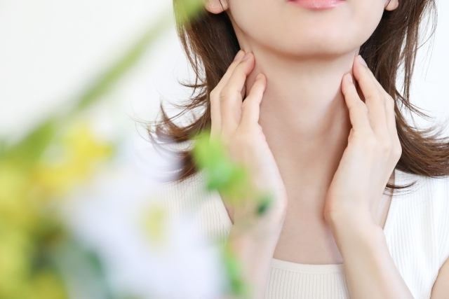 首まわりの状態を丁寧にみながら整える様子