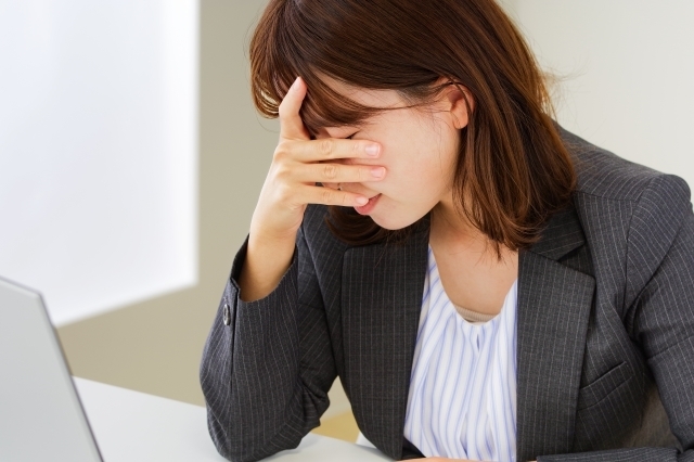 仕事や睡眠不足など生活の影響を受けて休んでいる様子