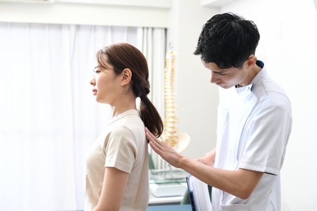 背中や肩甲骨まわりの状態を確認するイメージ