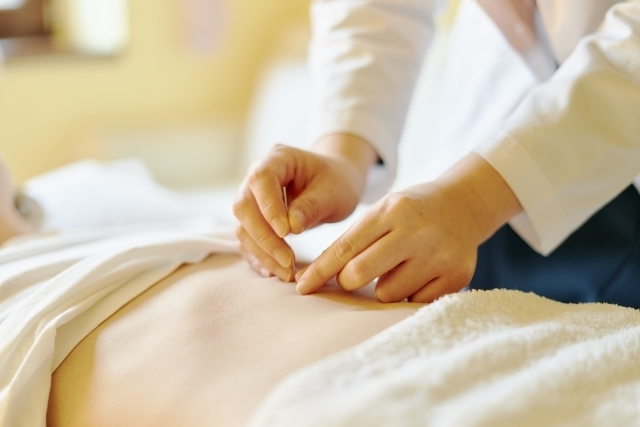 体のつながりを見て整えている様子