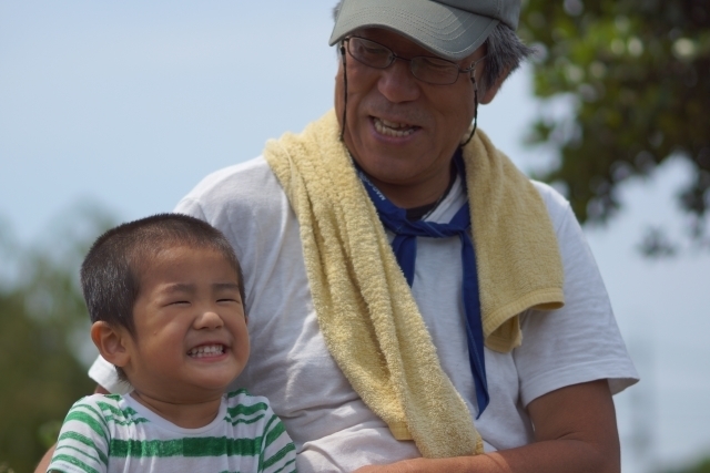 孫と一緒に外を歩きながら体を動かして過ごす祖父母