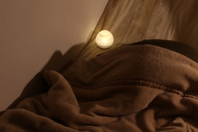 夜中に目が覚めて眠れず時間が気になる様子