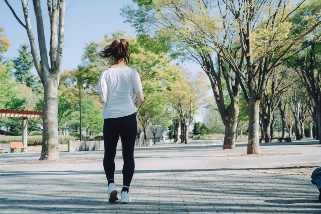 痛みのひどくならない範囲でウォーキングをする様子
