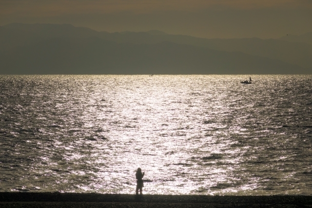 夜の静寂の中で気が身体の内側へと収まっていくイメージ