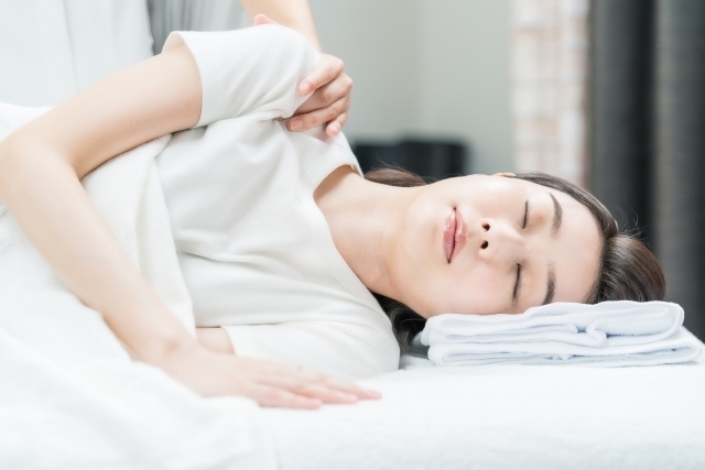 体全体の状態を確認しながら施術を行う様子