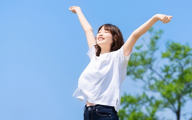 喉のつまりがなく自然に呼吸をしているイメージ