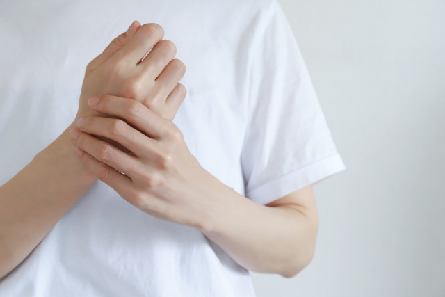 手や腕の状態を確認する様子