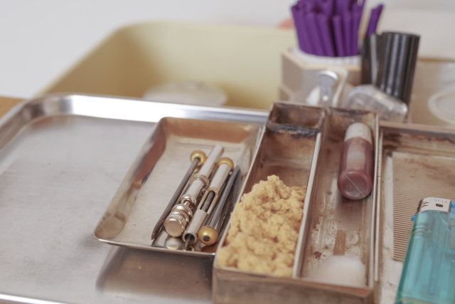 お腹の重だるさや違和感に向き合い、変化のきっかけを静かに待つ、一水堂の施術道具とはり皿の風景