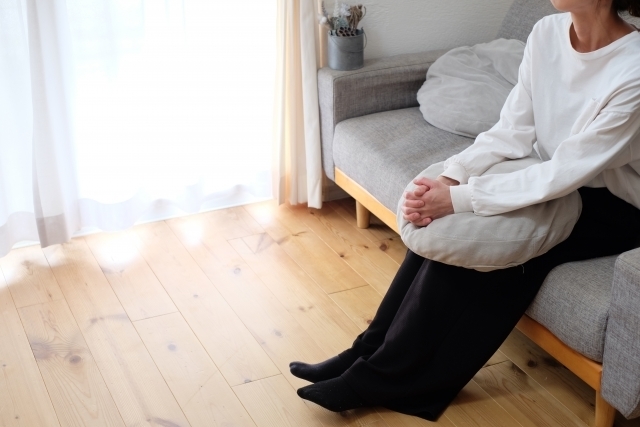 生活の負担が積み重なり体が回らなくなっているイメージ