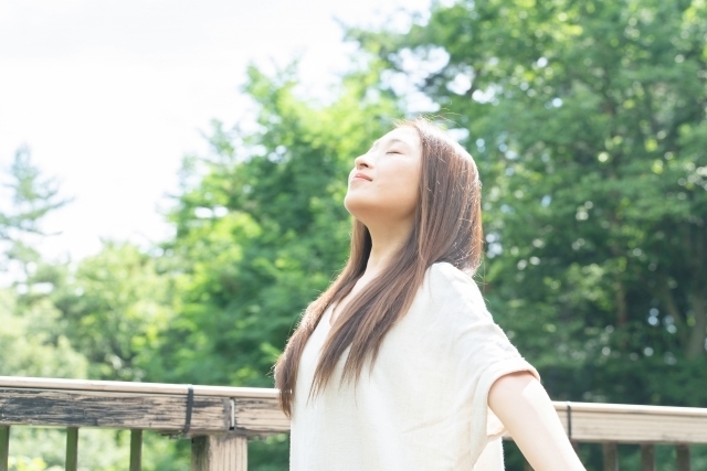 空気を大きく吸い込みリラックスしている様子