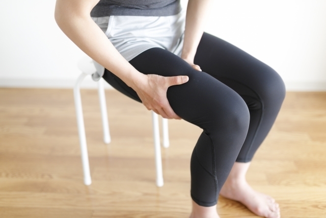 足の違和感を感じながら座っている様子