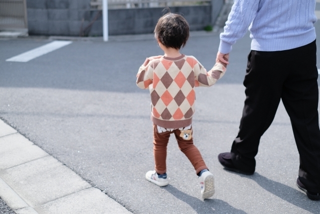 孫と一緒に公園を歩き楽しい時間を過ごす祖父母