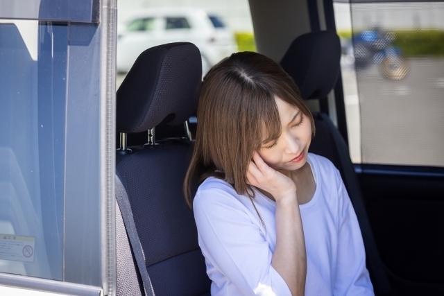 耳のつまりや音の響きを気にして静かに過ごす人