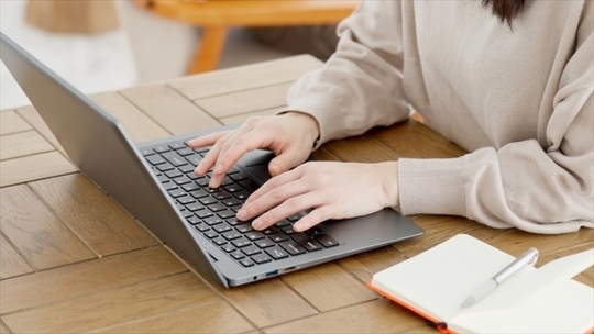 肩がこり、首を回すと音がします。