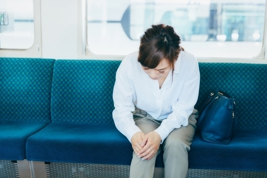 膝がつらく座っていると耐えられなくなります。