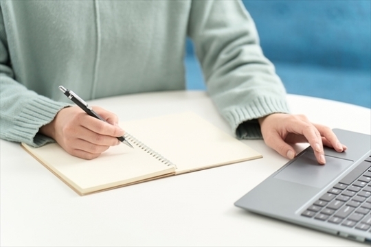 首の痛みと手のしびれ