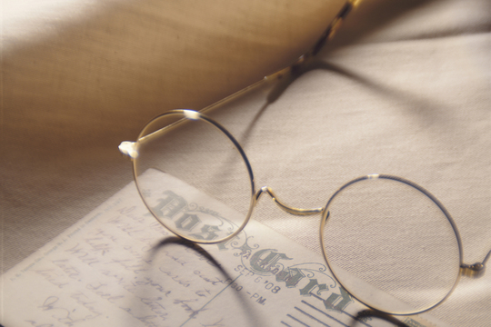 ふとした時に小さなゴミが飛んでいる様に見えます。