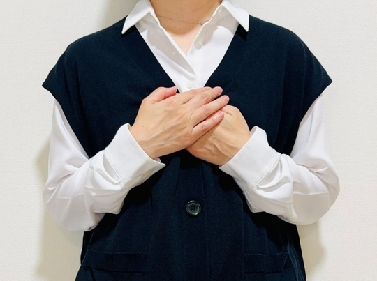 スマホで不眠や健康について調べる女性