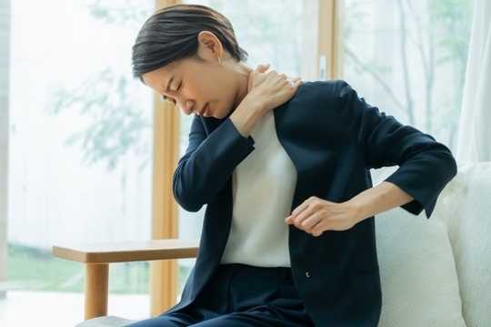 肩を上げるのとねじるのが辛く、電車などでもきつくなります。