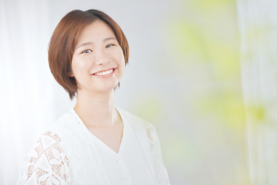 ありがとうと感謝する笑顔の女性