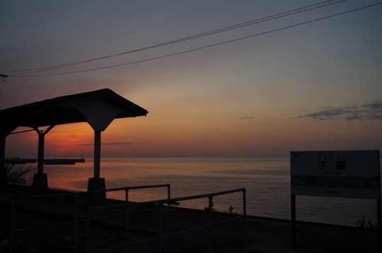 夜中に目が覚めて時計を気にしてしまう不安と、静かな夜の闇のイメージ