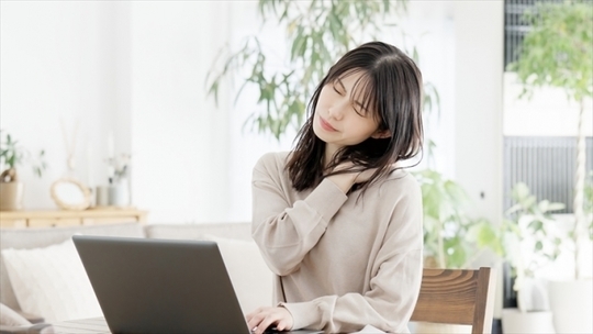 首から肩にかけて辛く、ひどくなると腕までしびれます。