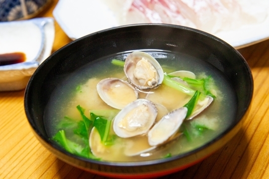 不眠の悪循環を断つ温かい食事やアサリ料理など生活の質を意識した食事のイメージ