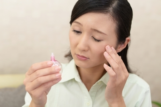 普段飲んでいる薬やサプリメントと体調の関係を考える女性