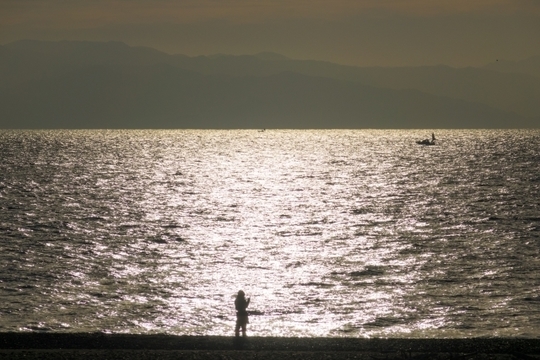 夜の静寂の中で気が身体の内側へと収まっていくイメージ