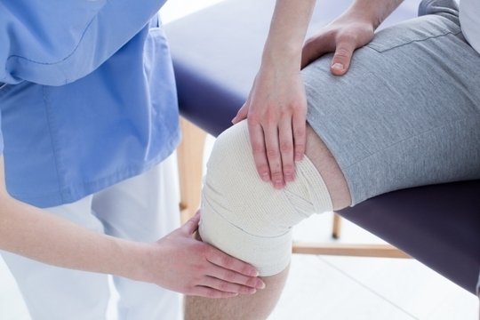 部活でまた膝を痛めてしまいました。