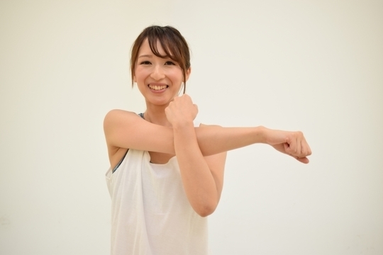 右の肩の前面が重くうずき、ストレスがかかるとひどくなります。